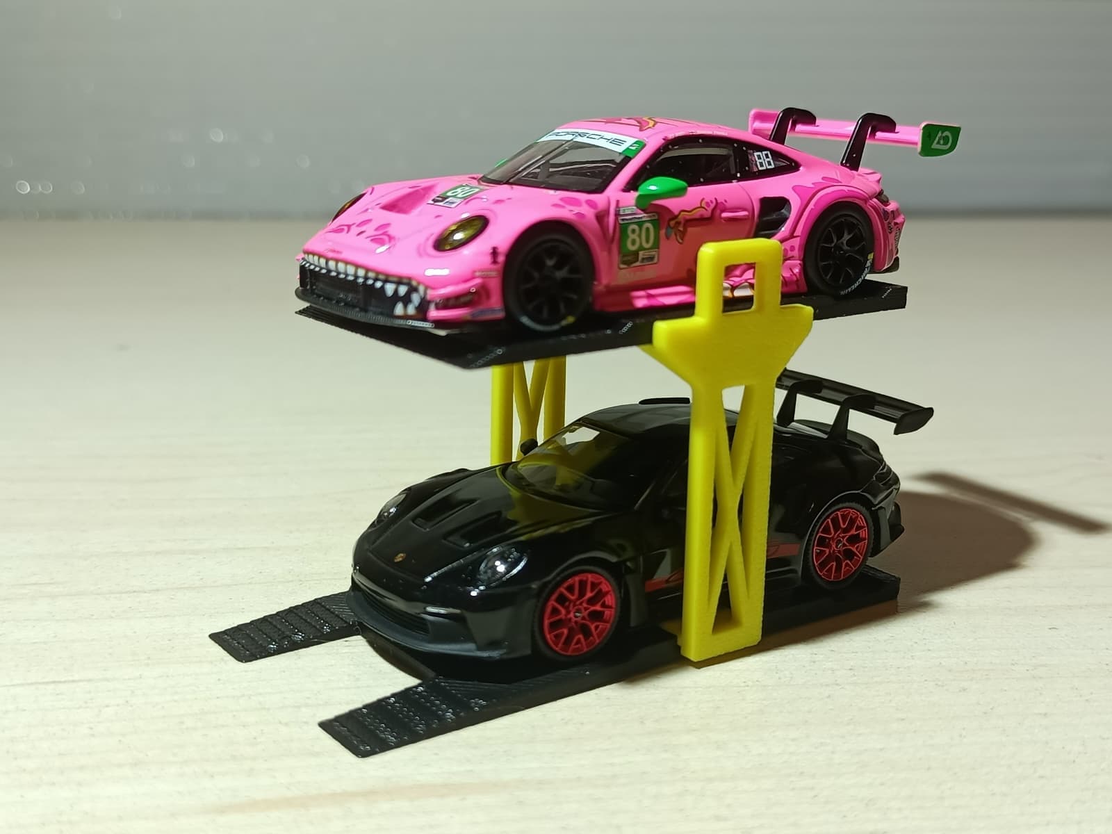 Hot Wheels 2 li Araba Sergileme Standı koleksiyon ürünü